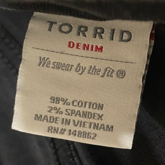 Torrid Cut Off Denim Stretch Short Black Button Zip Closure Size 18 Gothi… - Picture 7 of 10